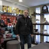�Siamo in corso Cavour dal 1997, ma l�attivit� � del 1920 � ci dice il 50enne titolare Francesco Lamuraglia -. Fu mio nonno Francesco Paolo Antonio ad avviare il negozio in via Manzoni. Poi noi nipoti decidemmo di spostarci qui perch�, rispetto al quartiere Libert�, notammo su questa strada pi� vitalit�